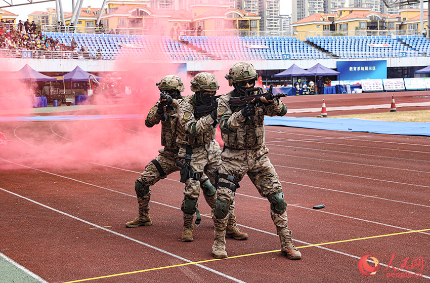 武警官兵搜索前進。